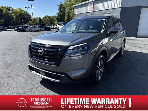 2025 Nissan Pathfinder SL