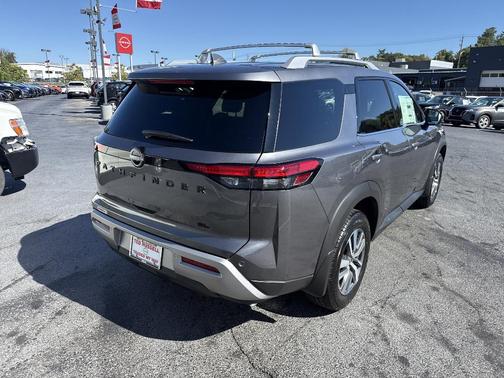 2025 Nissan Pathfinder SL