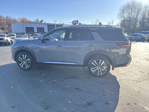 2025 Nissan Pathfinder Platinum