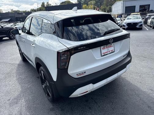 2025 Nissan Kicks SR
