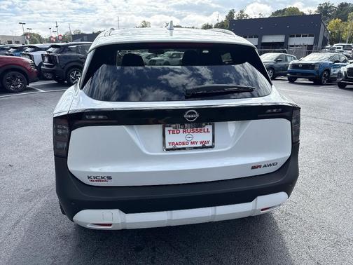 2025 Nissan Kicks SR