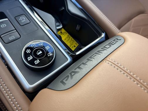 2025 Nissan Pathfinder Platinum