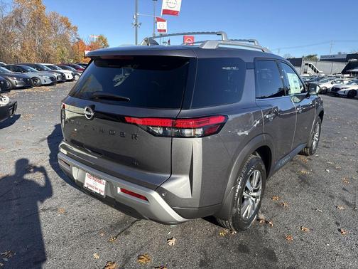 2025 Nissan Pathfinder SL