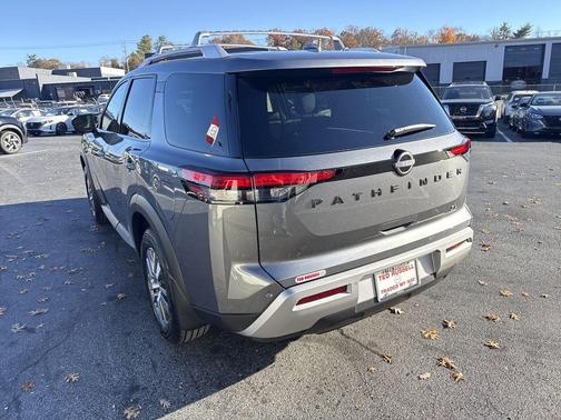 2025 Nissan Pathfinder SL