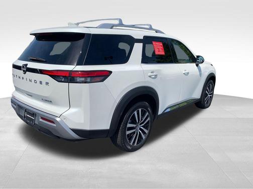White 2023 Nissan Pathfinder Platinum