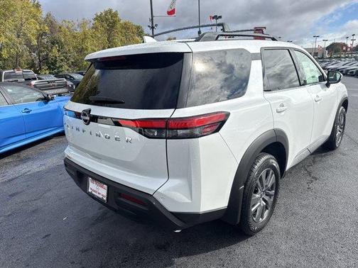 2025 Nissan Pathfinder SV