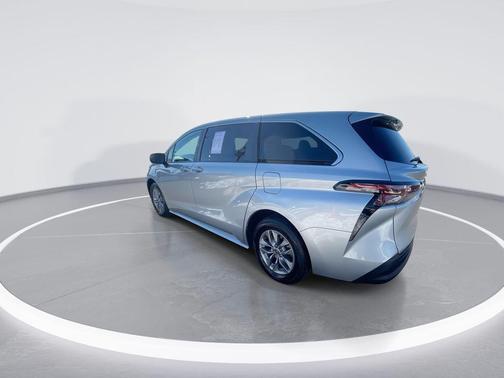 2024 Toyota Sienna LE
