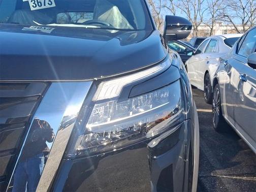 2025 Nissan Pathfinder SL 4WD