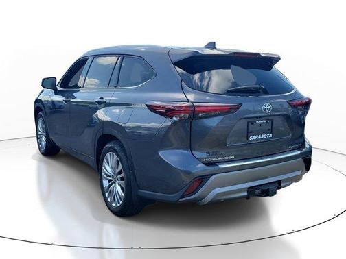 Magnetic Gray Metallic 2024 Toyota Highlander LE