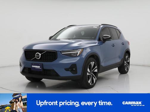 2024 Volvo XC40 B5 Ultimate Dark Theme