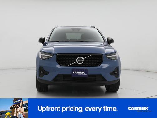 2024 Volvo XC40 B5 Ultimate Dark Theme