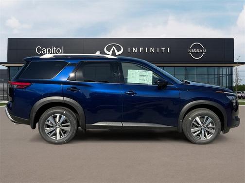 2025 Nissan Pathfinder SL