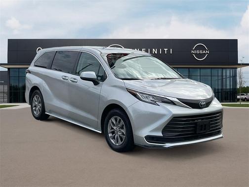 2023 Toyota Sienna LE