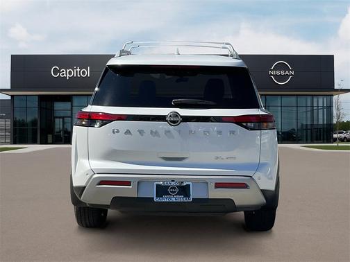2025 Nissan Pathfinder SL