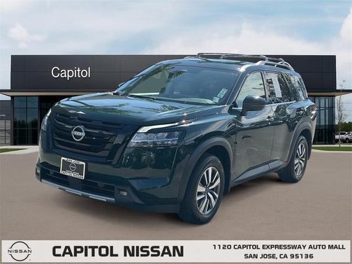 2022 Nissan Pathfinder SL