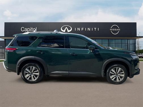 2022 Nissan Pathfinder SL