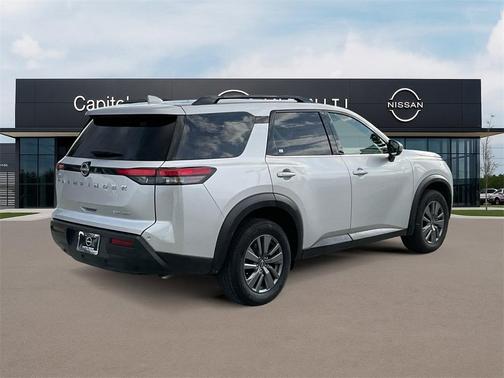 2024 Nissan Pathfinder SV