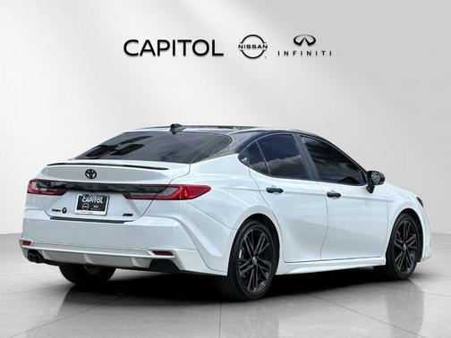 Wind Chill Pearl / Midnight Black Metallic 2025 Toyota Camry XSE