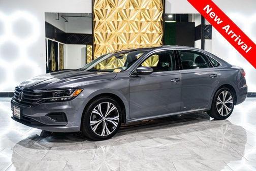 Platinum Gray Metallic 2022 Volkswagen Passat 2.0T SE