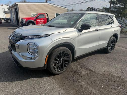 Alloy Silver Metallic 2022 Mitsubishi Outlander Black Edition 2WD