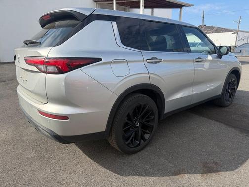 Alloy Silver Metallic 2022 Mitsubishi Outlander Black Edition 2WD