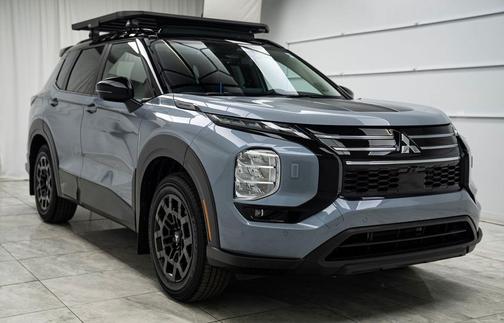 Moonstone Gray Metallic W/ Black Roof 2026 Mitsubishi Outlander Trail Edition S-AWC