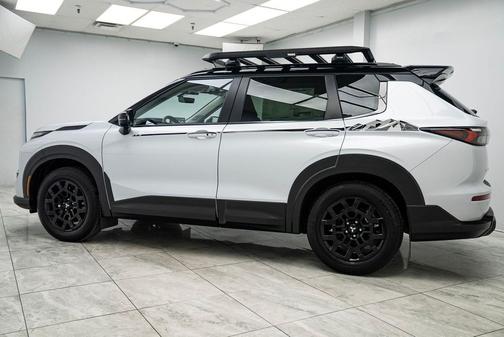 White Diamond/Black Roof 2026 Mitsubishi Outlander Trail Edition S-AWC