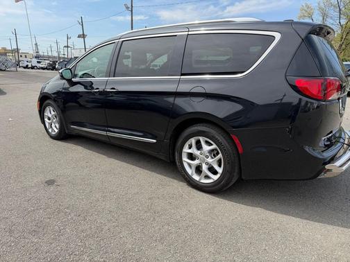 Brilliant Black Crystal Pearlcoat 2020 Chrysler Pacifica Limited