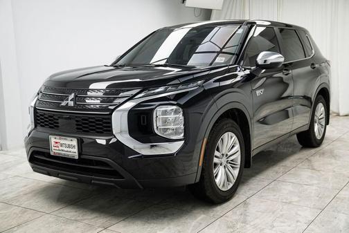 Labrador Black Pearl 2026 Mitsubishi Outlander ES S-AWC