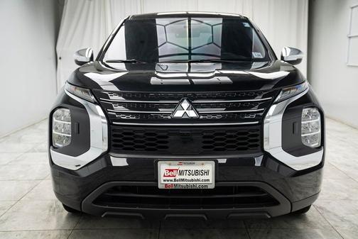 Labrador Black Pearl 2026 Mitsubishi Outlander ES S-AWC