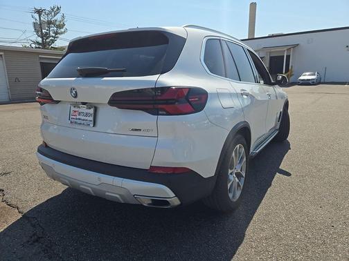 Mineral White Metallic 2025 BMW X5 xDrive40i