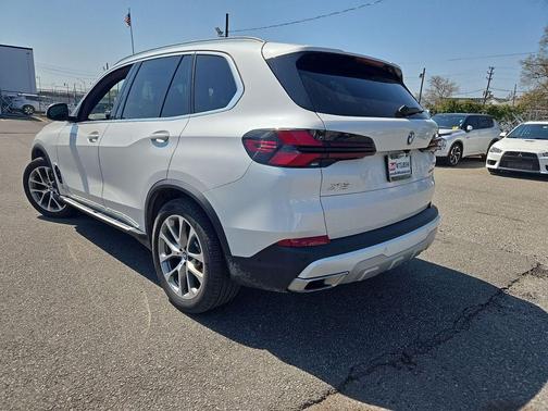 Mineral White Metallic 2025 BMW X5 xDrive40i