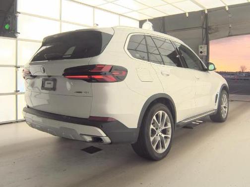 Mineral White Metallic 2025 BMW X5 xDrive40i