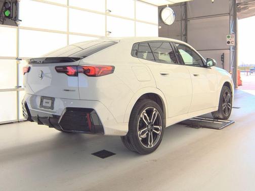 Alpine White 2025 BMW X2 xDrive28i