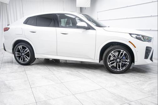 Alpine White 2025 BMW X2 xDrive28i