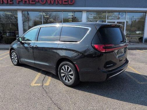 Brilliant Black Crystal Pearlcoat 2023 Chrysler Pacifica Hybrid Touring L