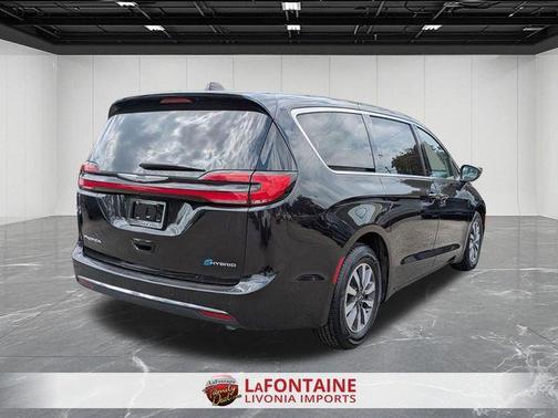 Brilliant Black Crystal Pearlcoat 2023 Chrysler Pacifica Hybrid Touring L