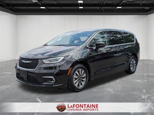 Brilliant Black Crystal Pearlcoat 2023 Chrysler Pacifica Hybrid Touring L