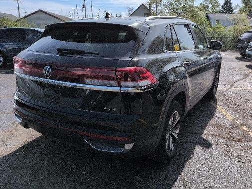 Deep Black Pearl Effect 2024 Volkswagen Atlas Cross Sport 2.0T SE