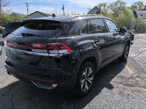 Deep Black Pearl Effect 2024 Volkswagen Atlas Cross Sport 2.0T SE