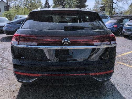 Deep Black Pearl Effect 2024 Volkswagen Atlas Cross Sport 2.0T SE