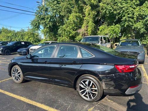Deep Black Pearl Effect 2026 Volkswagen Jetta 1.5T SE