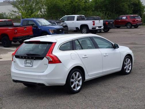 Crystal White Pearl 2017 Volvo V60 T5 Premier