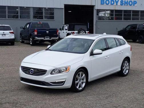 Crystal White Pearl 2017 Volvo V60 T5 Premier