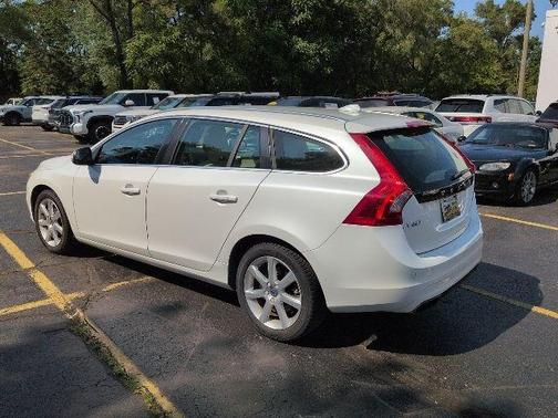 Crystal White Pearl 2017 Volvo V60 T5 Premier
