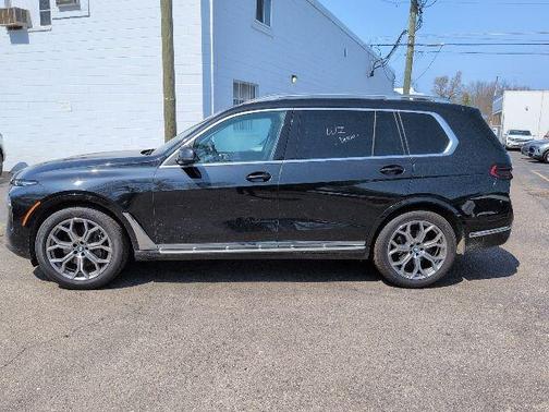 Black Sapphire Metallic 2024 BMW X7 xDrive40i