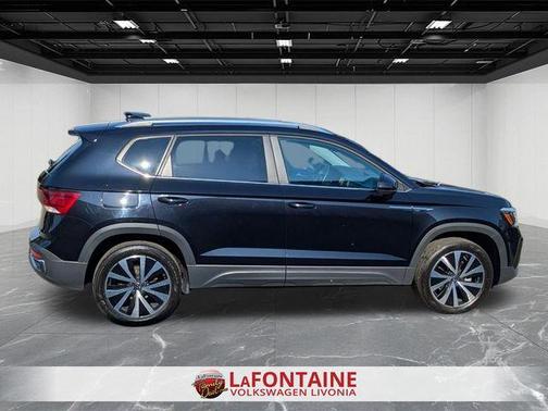 Deep Black Pearl Effect 2022 Volkswagen Taos 1.5T SE