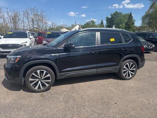 Deep Black Pearl Effect 2022 Volkswagen Taos 1.5T SE