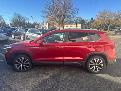 Kings Red 2022 Volkswagen Taos 1.5T SE