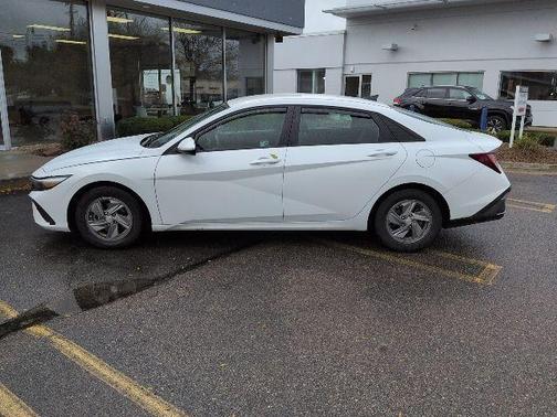 2024 Hyundai ELANTRA SE